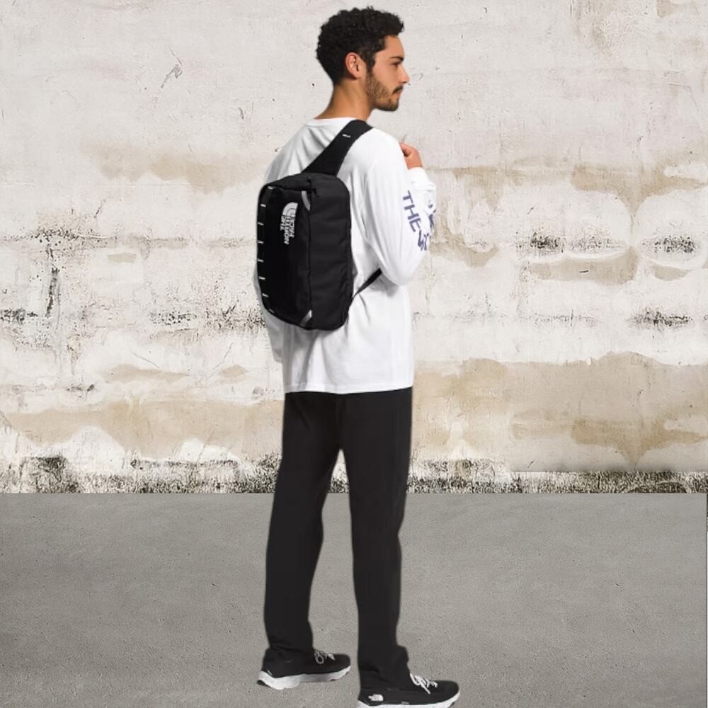 The North Face NWOT Base Camp Voyager Sling in Black